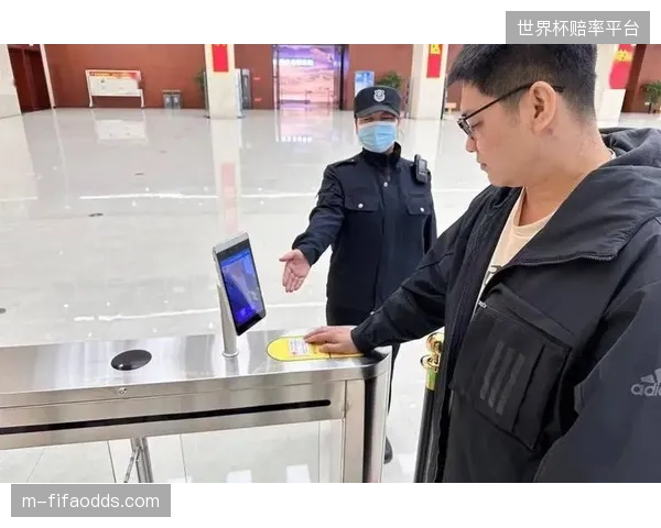 强制扫码关注公众号才能开启的储物柜死死禁锢了安检外场的人群流动速度